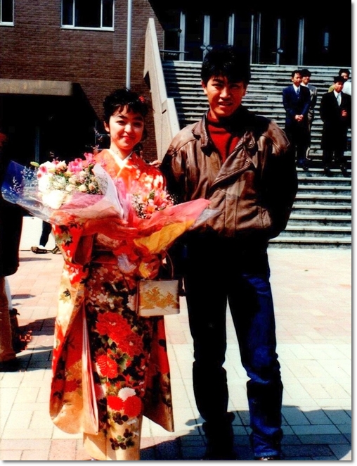 昔の卒業式 オレンジのママ振袖と革ジャンを着たご主人様