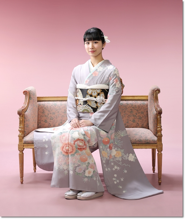 グレーの振袖が似合う人とコーディネート