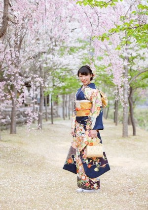 満開の桜の木の下でロケーション撮影