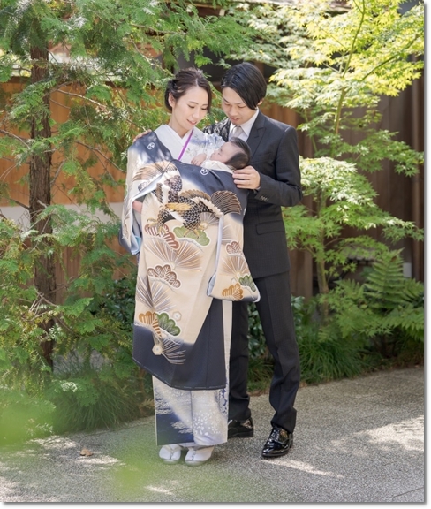 お宮参り家族写真 男の子産着の着物 紺に鷹