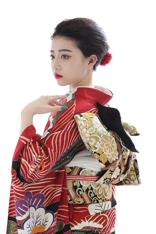 赤色の振袖に合うゴールドの袋帯と帯結び