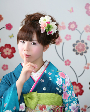 「青色の振袖」と「ぬいぐるみ」