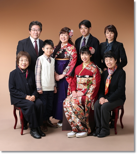 成人式の親子3代の家族写真