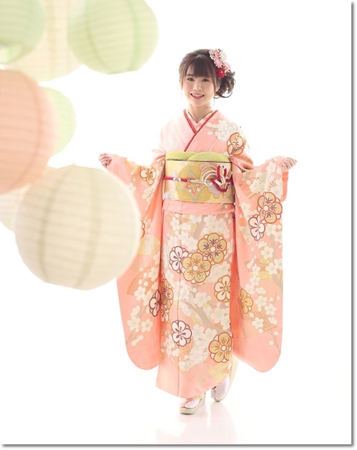 薄ピンく色の振袖 古典柄