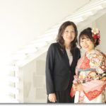 成人式でママ振袖を着て母娘で家族写真