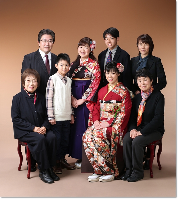 赤色のママ振袖のコーディネートと親子3代の家族写真