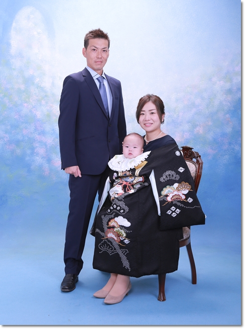 お宮参り 男の子初着 黒 家族写真