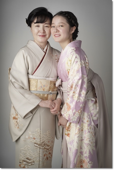 卒業式の母娘の家族写真