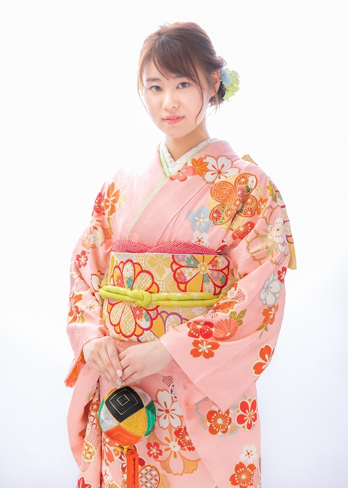 ピンク色の桜の振袖が似合う人の特徴