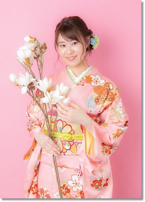 ピンク色の古典柄振袖美人
