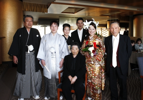 披露宴で振袖をお色直しの衣装として着た花嫁と家族写真