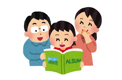 アルバムを家族で見るイラスト