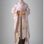 ベースを持った振袖美人
