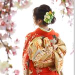 オレンジのママ振袖の後ろ姿と帯結び 髪飾り