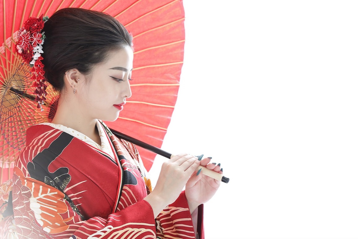 和傘を持ったきものやまなか振袖美人 赤色