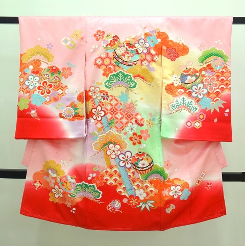 女の子のお宮参りの着物 ピンク色にぼかし黄グリーン赤入り 松 手毬 青海波に花