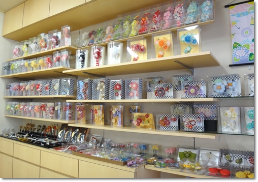 きものやまなか店内 振袖の髪飾り陳列