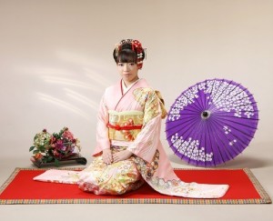 成人式の記念写真で【家族写真】を撮影する方が増えています。
