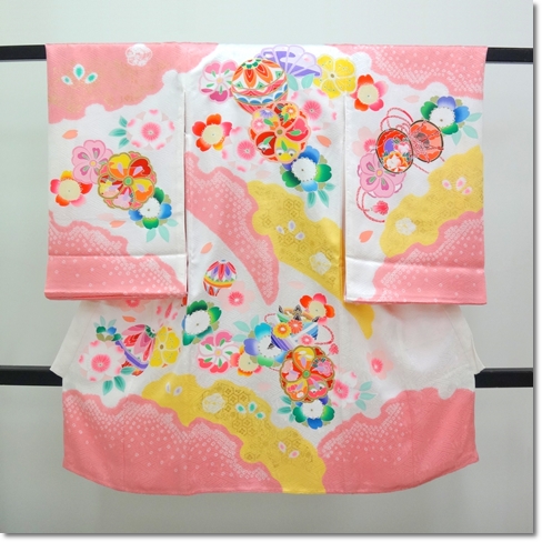 お宮参り女の子産着 祝い着 白にピンク 雪輪に桜 ねじり梅 鼓 絞り入り