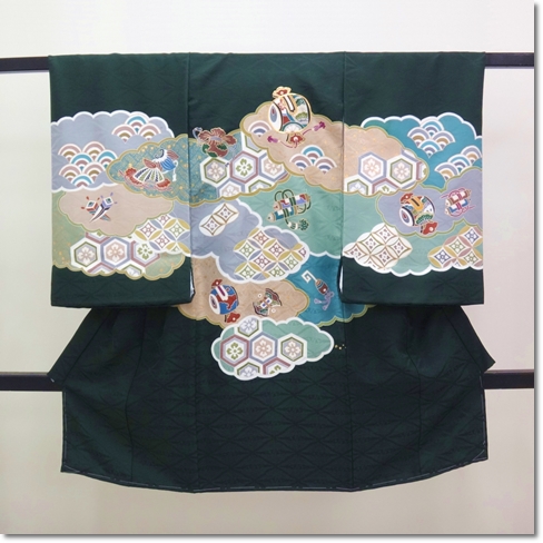男の子お宮参り産着の着物 雲取りに宝尽くし 濃グリーン色 購入品 高級品 人気 おすすめ おしゃれ