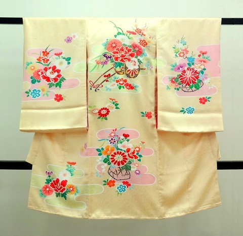 女の子のお宮参りの着物 薄クリーム色 花車 牡丹 四季草花 霞文様