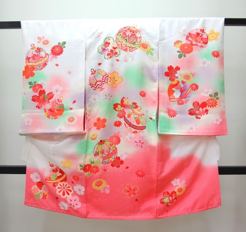 女の子お宮参りの着物 産着 白色に裾ピンク色ぼかし 鈴に 桜柄