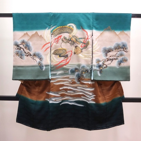 男の子 お宮参りの産着 グリーンに龍・山水の柄