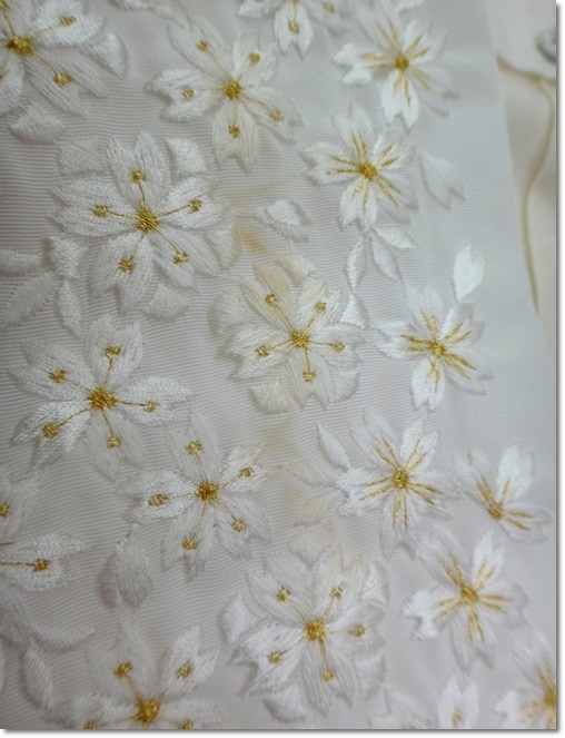 刺繍の半衿についたファンデーションの化粧汚れ