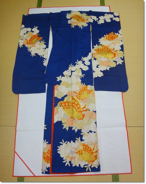 52年前の振袖 青濃紺に蝶の金駒刺繍の柄