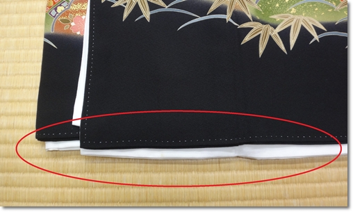 黒留袖の裾の比翼が出た状態