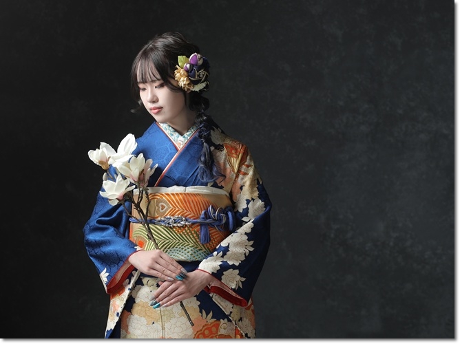 青色の祖母振袖の半衿 伊達衿 帯揚 帯締め 髪飾りのコーディネートとヘアスタイル