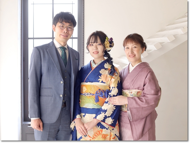 紺色の祖母振袖で家族写真