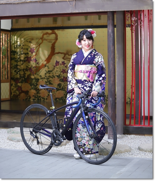 濃い紫紺の辻が花振袖にロードバイク女子
