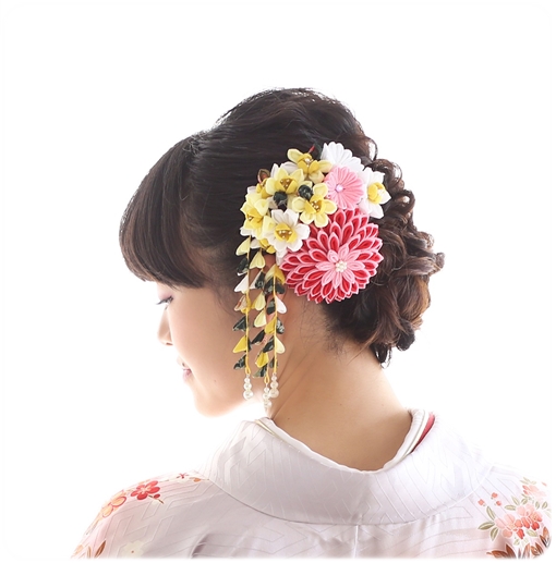 ママ振袖に合うヘアスタイルと髪飾り 黄色とピンクつまみ細工簪