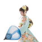 水色おすすめ振袖で和傘を持った女性
