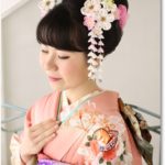 日本髪に白ピンクのつまみ簪