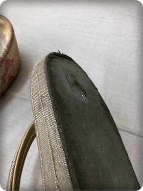 草履の裏がすり減って傷んだ画像