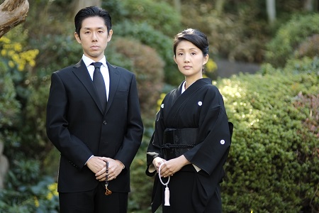 和装の喪服を着た親族の女性