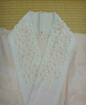 桜柄の刺繍半衿