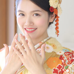 黄色振袖 ネイルアップ つまみ簪