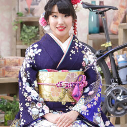 濃い紫色 辻が花の柄 振袖美人