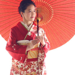 和傘を持った赤色 振袖美人