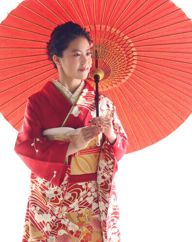 和傘を持った赤色の振袖美人